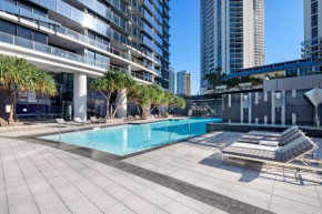One Bedroom Apartments with Spa - Free Parking! - Circle on Cavill - Self Contained & Privately Managed